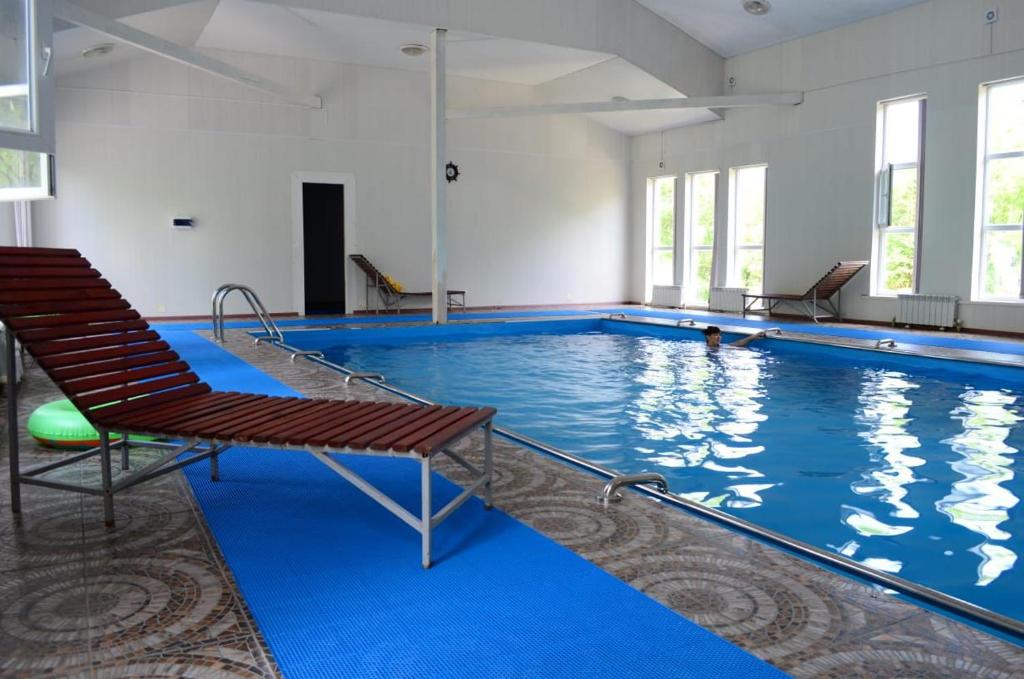 a swimming pool with a chair and a swimming pool at Turgen Resort in Taūtürgen