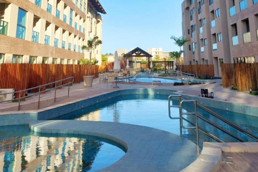 Bazén v ubytování Flat de Luxo- Jacuzzi Privativa a 300m da praia! nebo v jeho okolí