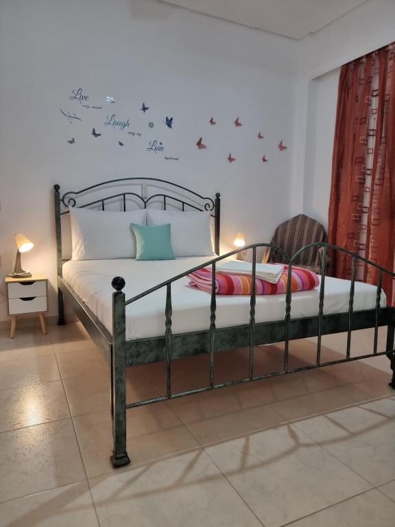 Ένα ή περισσότερα κρεβάτια σε δωμάτιο στο Isthmus Filoxenia