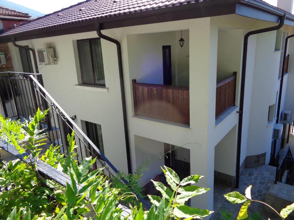 een huis met een veranda en een balkon bij Cloudbase Guesthouse in Sopot