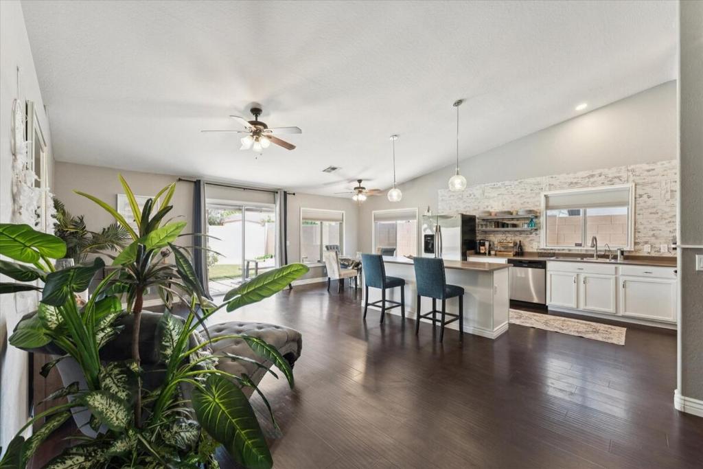 Η κουζίνα ή μικρή κουζίνα στο Desert Oasis STV QC Salt Pool and Baja Deck