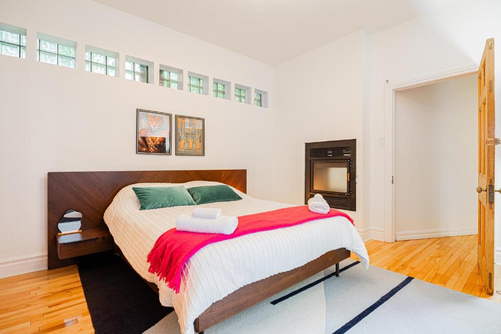 Postel nebo postele na pokoji v ubytování Colorful Downtown Apartment with Terrace