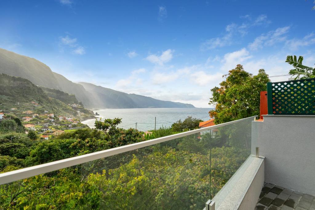 ein Balkon mit Blick auf das Meer in der Unterkunft Atlantic View Studio in Ponta Delgada