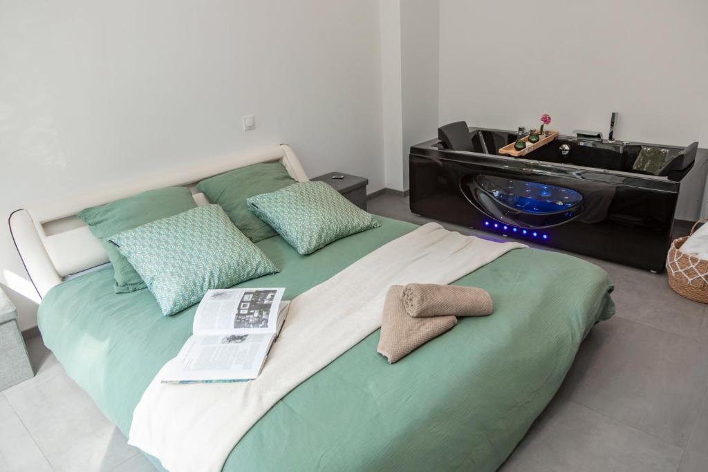 Ένα ή περισσότερα κρεβάτια σε δωμάτιο στο L'appart CinéSpa