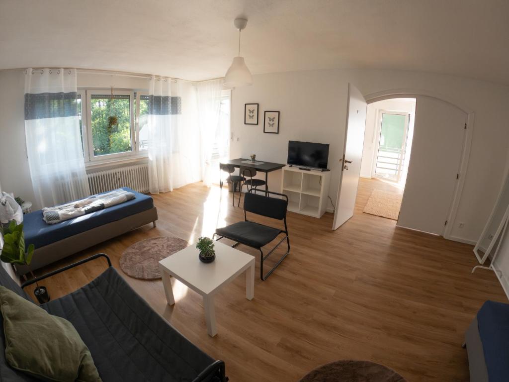 een woonkamer met een bank en een tafel bij Moderne Zimmer in Steinhagen mit Balkon in Steinhagen