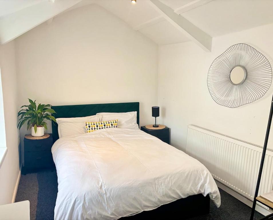 Postel nebo postele na pokoji v ubytování Treforest Apartment 2 Bedrooms - Next Station- Free Parking