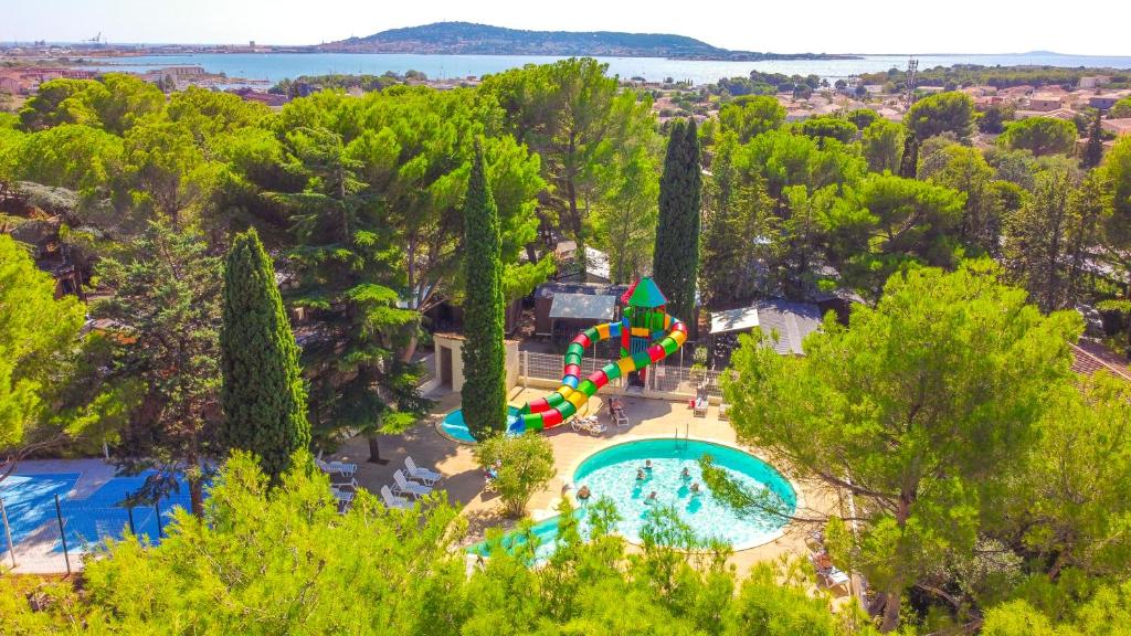 バラリュック・レ・バンにあるCamping Mas du Padreのウォーターパークの空中を望む