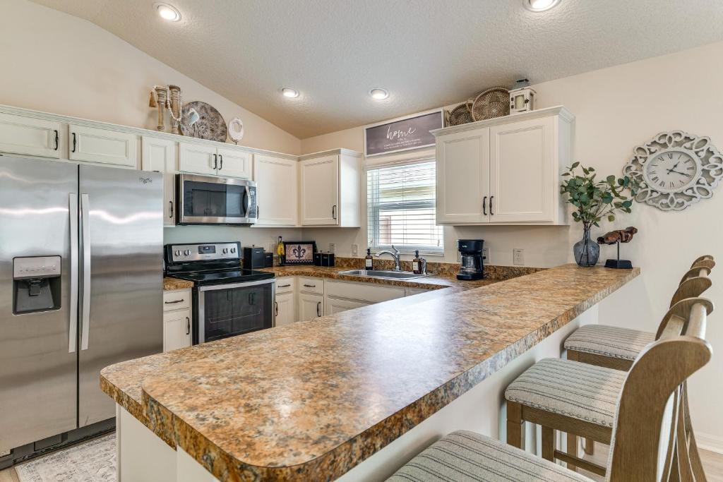 Η κουζίνα ή μικρή κουζίνα στο Lovin Sunny Days at The Villages Villa!