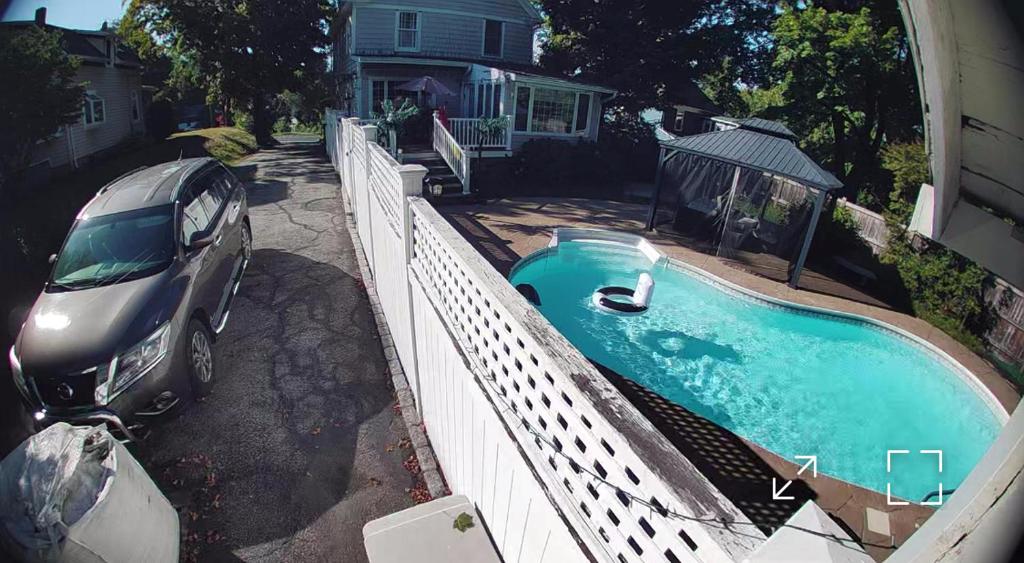 Un coche aparcado junto a una valla al lado de una piscina en Casa de campo para días inolvidables!, en Danbury