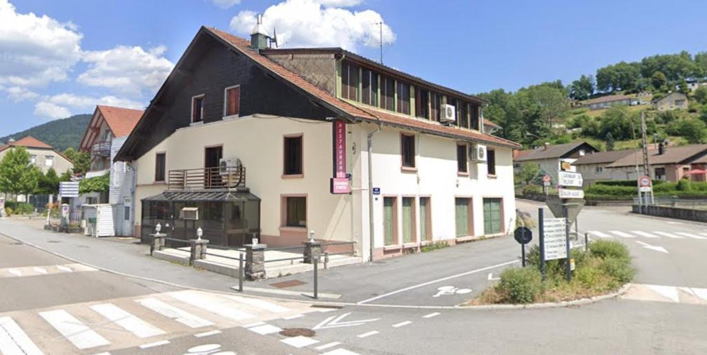 a building on the side of a street at Au relais des ballons in Saint-Maurice-sur-Moselle