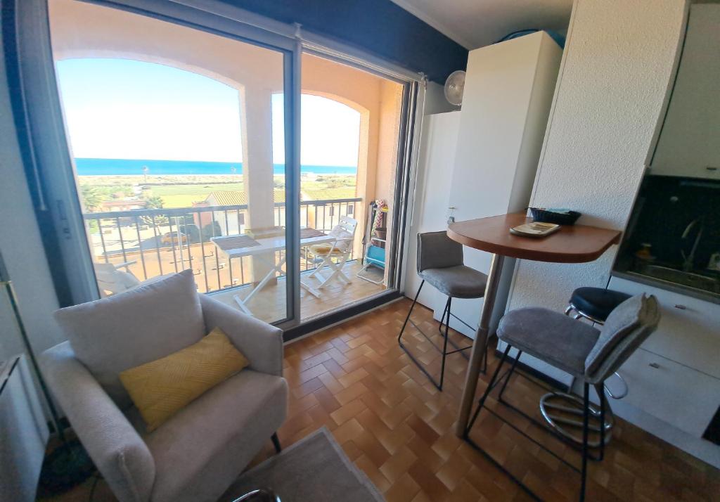 Χώρος καθιστικού στο 200m du Village de Noël joli studio rénové 4 couchages parking vue mer splendide