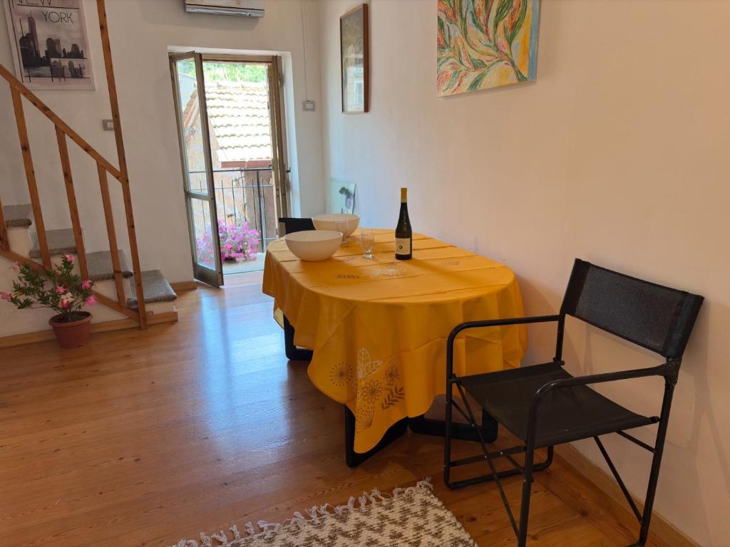 Bassano RomanoにあるCasa Yogaのダイニングルーム(ワイン1本とテーブル付)