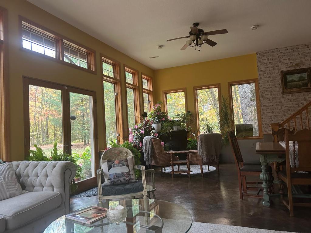 una sala de estar con un sofá y una mesa en Bed and breakfast suite at the Wooded Retreat, en Pine City