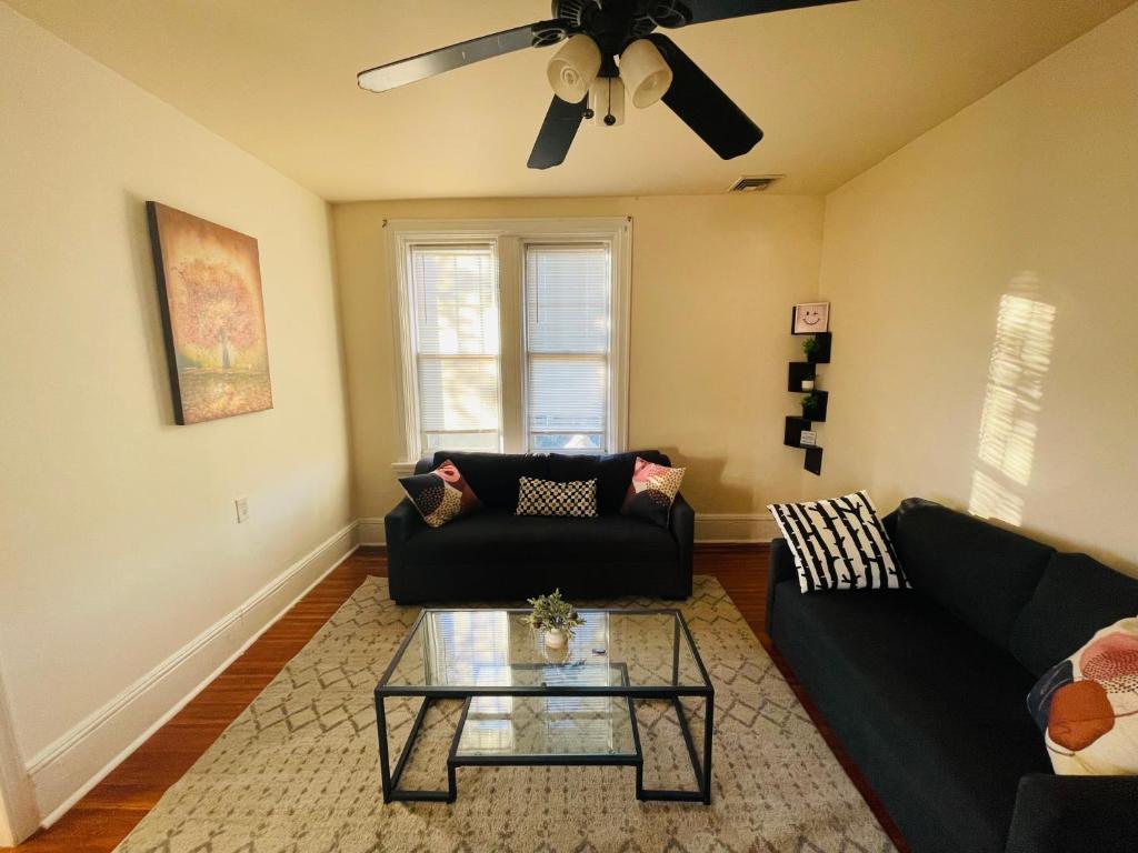 Elkins ParkにあるApartment In Elkins Parkのソファとテーブルのあるリビングルーム