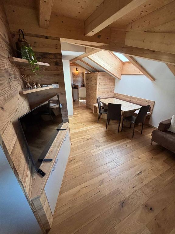 Μια τηλεόραση ή/και κέντρο ψυχαγωγίας στο Pragma Apartments - Wood Lodge Predazzo