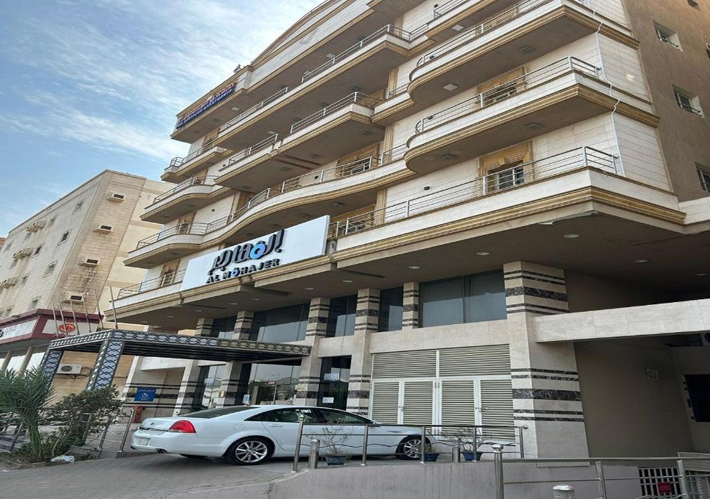 a car parked in front of a building at المهاجر للشقق المخدومة حي المنار in Quai