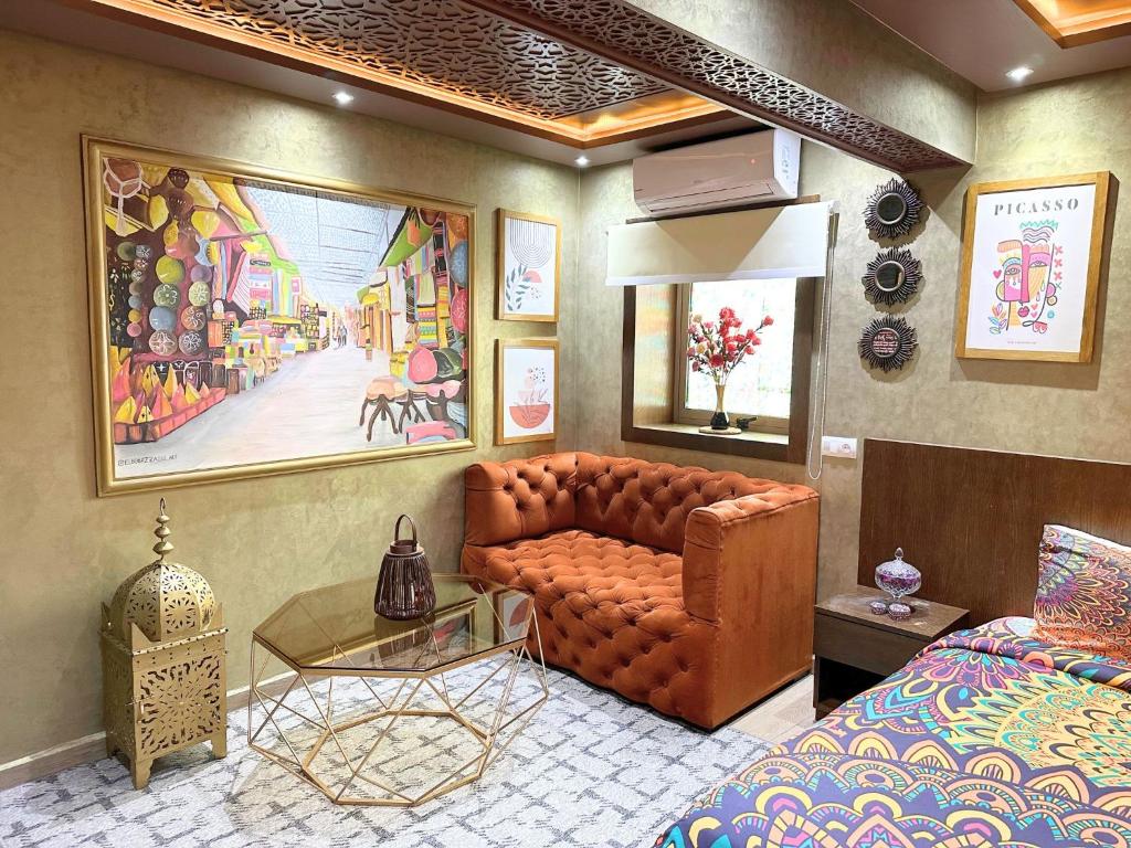 a living room with a couch and a bed at Good vibes - Rabat - Medina in Rabat