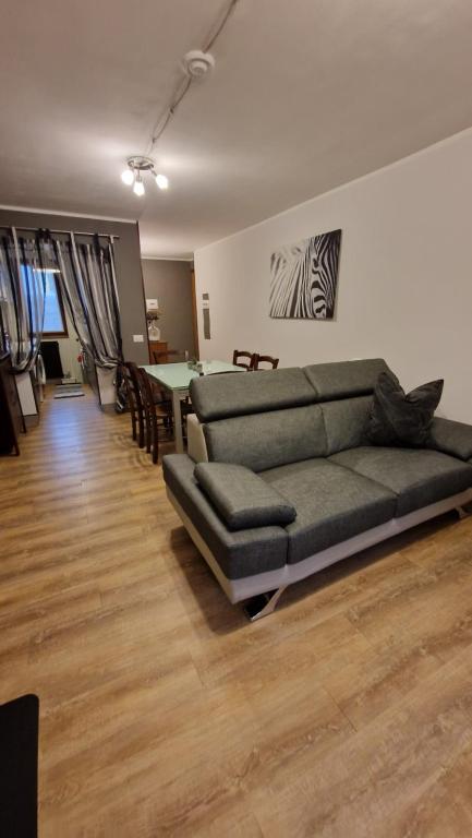 a living room with a couch and a table at Il Bucaneve in Mollia