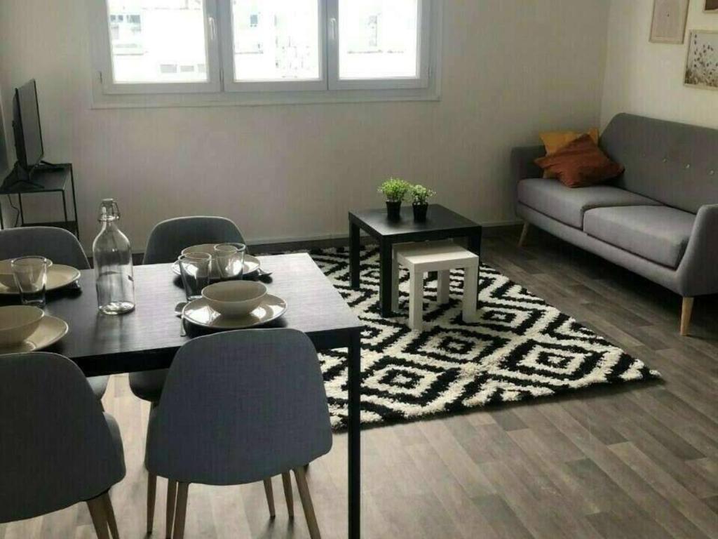 Гостиная зона в Chambre Privée Cosy- Dans Appartement Moderne en Colocation- Tram A-V1-2