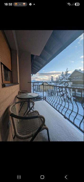 兹拉蒂博尔Zlatiborske noći的带桌子的阳台，可欣赏海景