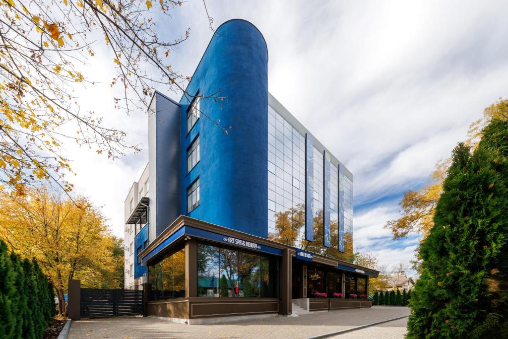 Un edificio de cristal azul con techo azul en Art Hotel, en Chişinău