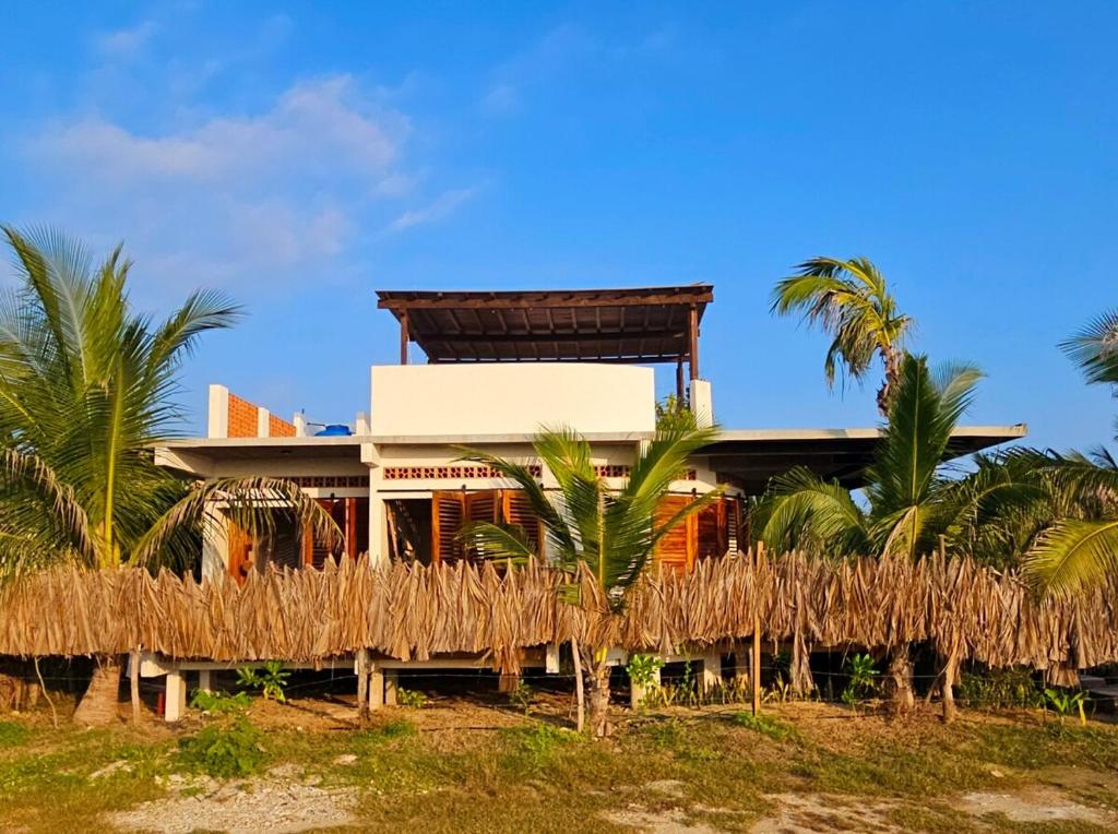 Zahrada ubytování Cozy Beach House with Pool, Roof and View