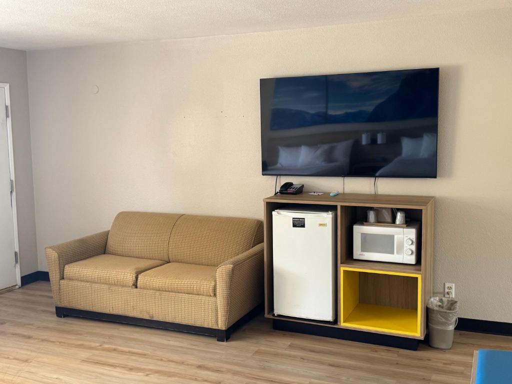 Days Inn by Wyndham Ridgecrest near China Lake Naval Station photo