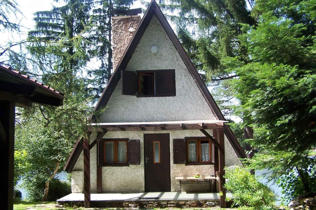 een klein huis met een gambrel dak bij Holiday home Frymburk - Lipno-Stausee 1806 in Haidberg