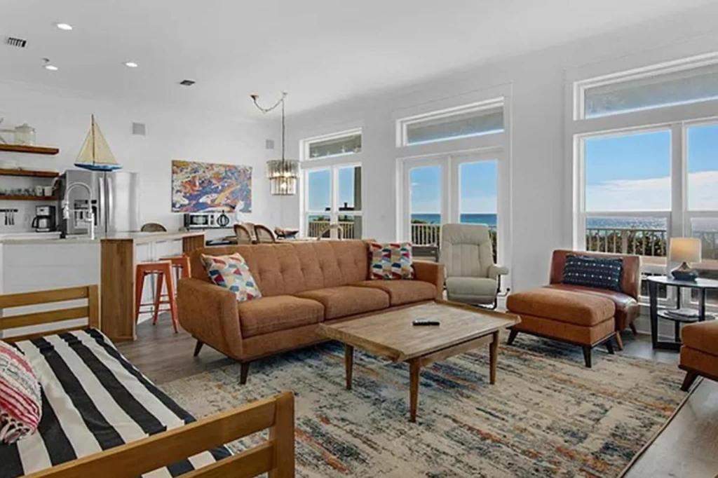 ein Wohnzimmer mit Sofa und Tisch in der Unterkunft Coastal Luxury Condo Steps to the Sand in Seagrove Beach