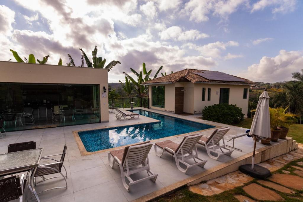 een villa met zwembad en huis bij Pousada Dudu Ville in Ouro Preto