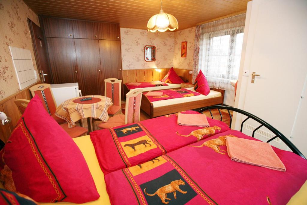 1 dormitorio con 2 camas y sala de estar en Hotel-Pension Klaer, en Speyer