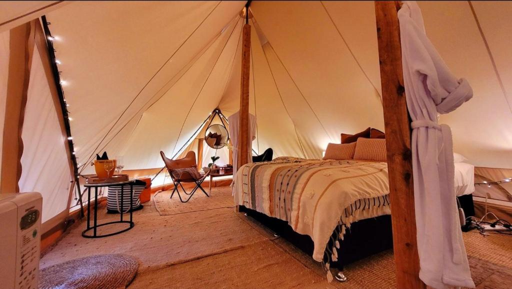 Ένα ή περισσότερα κρεβάτια σε δωμάτιο στο Mirador Springs Retreat - Supa Luxe Glamping