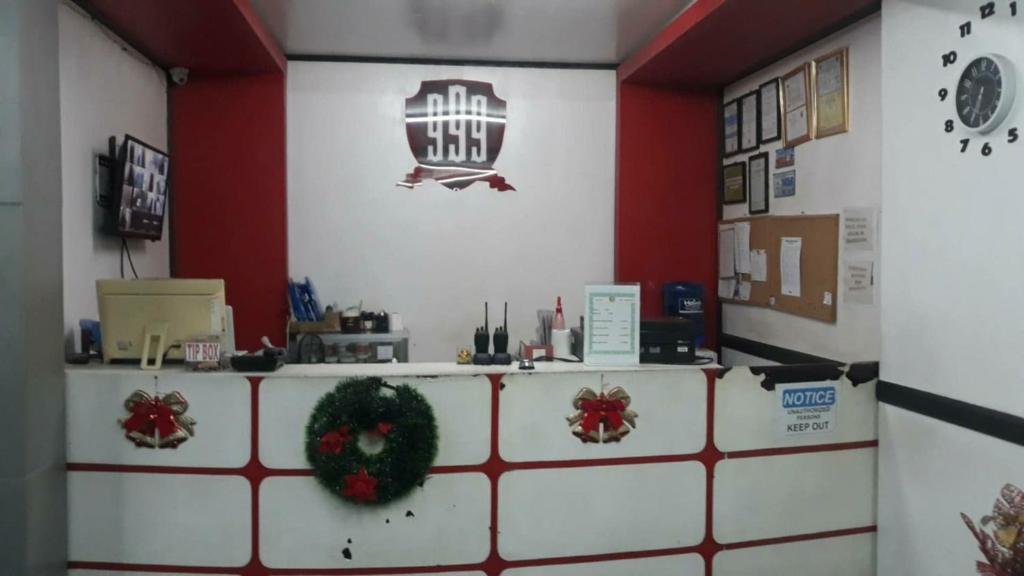 a restaurant with a counter with wreaths on the wall at 999 Hotel in Angeles