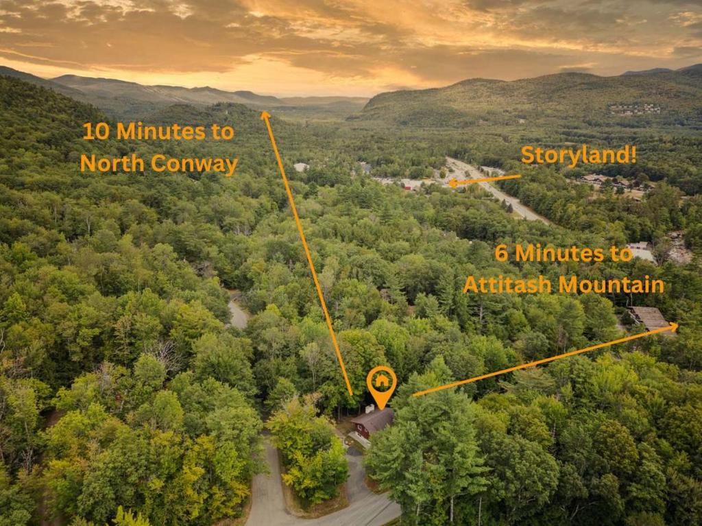 Goodrich FallsMittenwald Lodge的从空中俯瞰森林、群山和一条公路