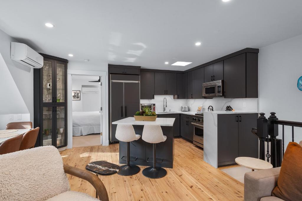 Η κουζίνα ή μικρή κουζίνα στο Aspen Townhouse West Unit 1, Fully Renovated and Steps from Downtown