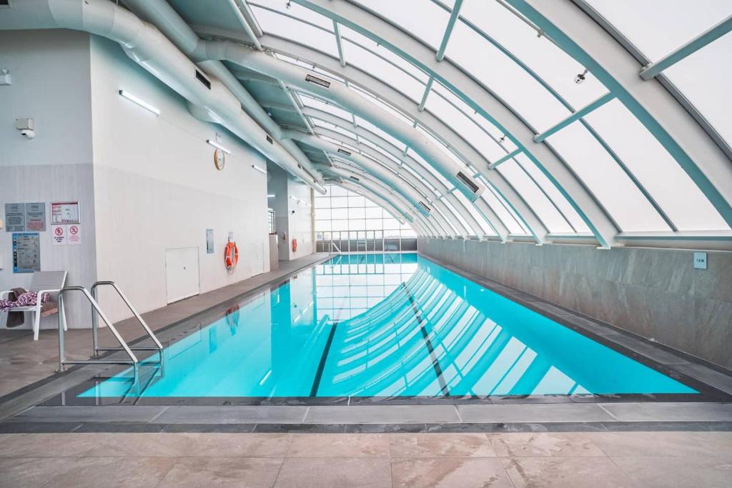 Бассейн в City Huge Terrace Pool-spa-gym Free Parking или поблизости