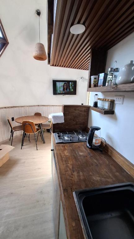 サント・ドミンゴにあるDomo en la Reserva El Yali, con jacuzzi privadoのキッチン(コンロ、テーブル付)