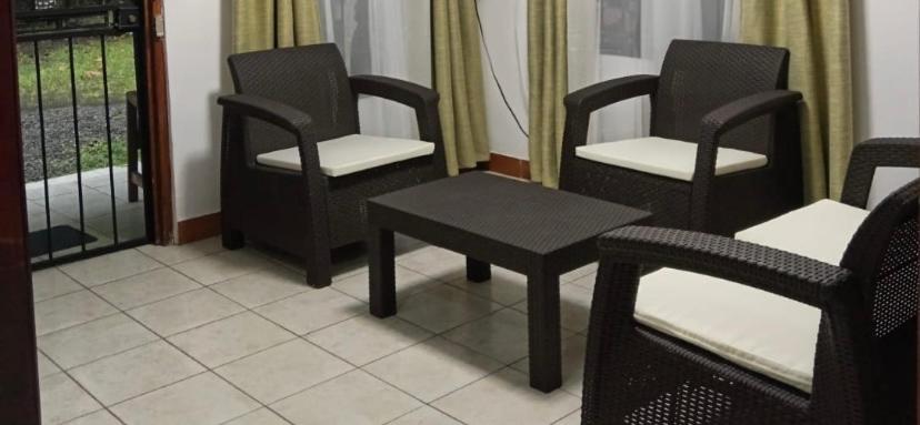 eine Gruppe von Stühlen und einem Tisch in einem Raum in der Unterkunft Apto Cielo Azul in Manuel Antonio