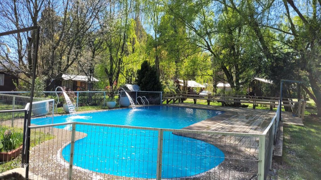 una piscina con una valla alrededor en Cabañas Aguas Claras, en Pinto