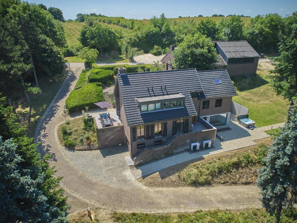 Una vista aérea de una casa con entrada para vehículos. en Silt II, en Schinnen