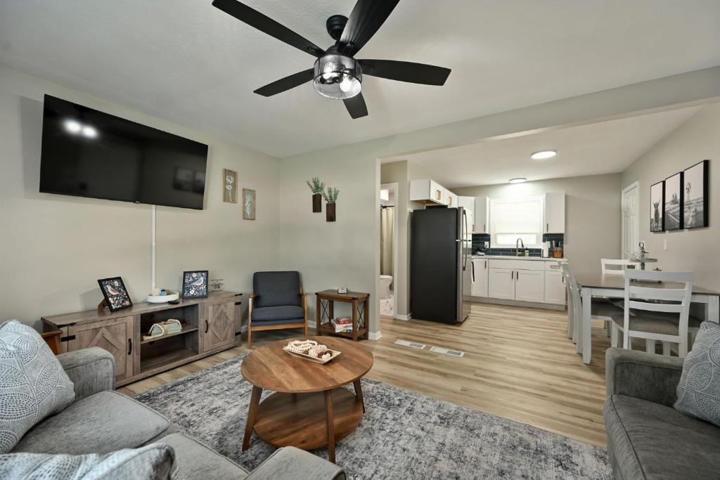 Kuchyň nebo kuchyňský kout v ubytování 4BR Home near KC Stadiums & I-70 - Sleeps 10