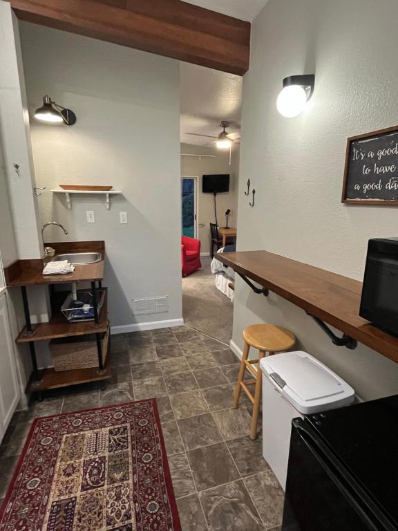 a room with a counter and a desk in a room at GFU neighborhood and Oregon Wine Country studio in Newberg