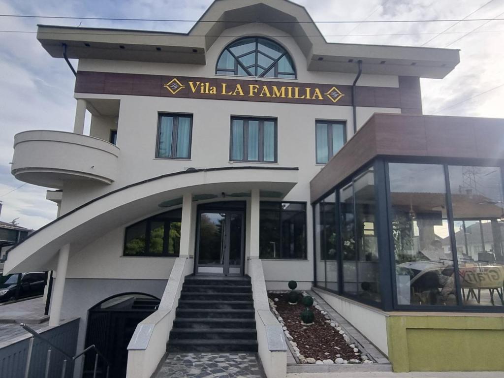 Η πρόσοψη ή η είσοδος του Vila La Familia