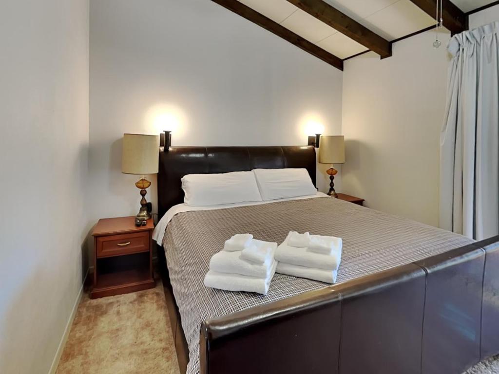 a bedroom with a bed with two towels on it at Nana & Papas Mountain Retreat in Alto