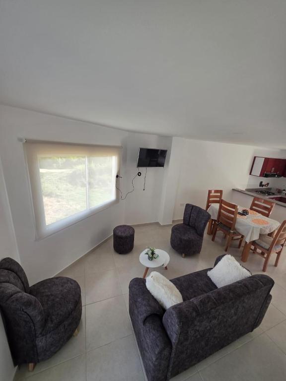 a living room with two couches and a table at Apartamento familiar, tranquilo in Curití