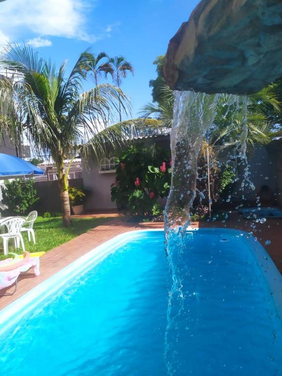 a water slide in a swimming pool at Casa com PISCINA no CENTRO - Estacionamento PRIVATIVO - 650m do Shopping JL in Foz do Iguaçu