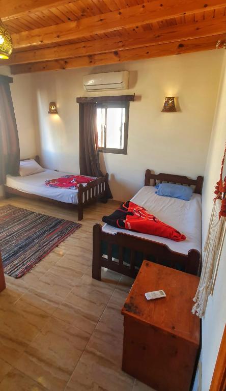 een kamer met 2 bedden en een tafel bij Dahab House aprtment 3 in Dahab