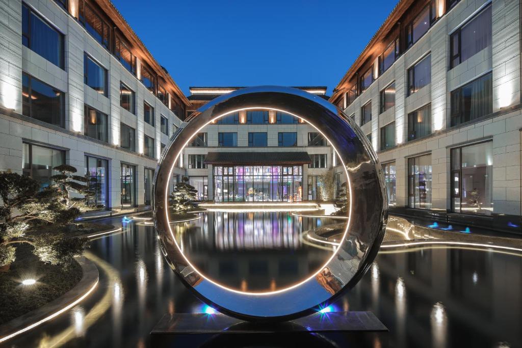 un espejo grande frente a un edificio en Hampton by Hilton, en Wujiaqiao