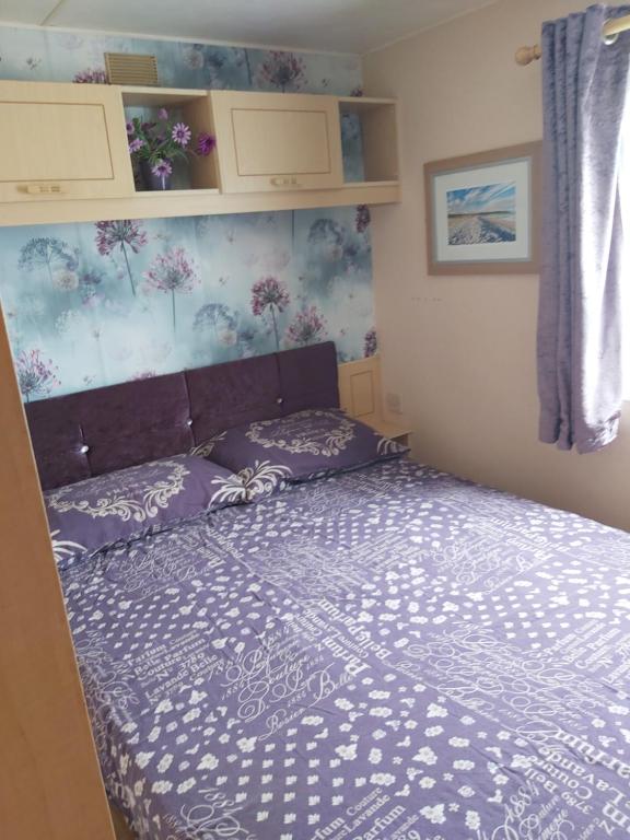 Postel nebo postele na pokoji v ubytování The Chase caravan park Ingoldmells Ref GG