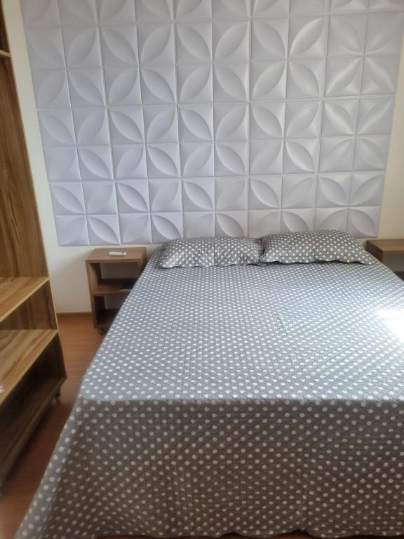 En eller flere senge i et værelse på Apartamento novo